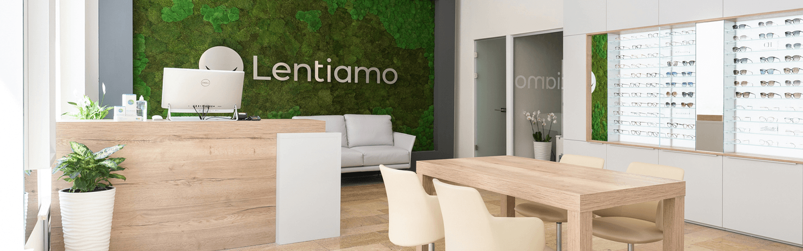 modern optikai üzlet szemüvegkínálattal és zöld mohafallal