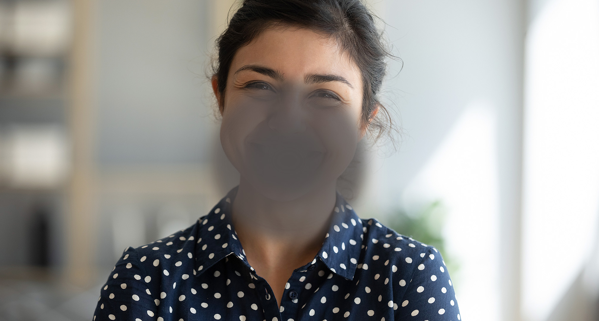 A makuladegenerációnak nincsenek árulkodó külső jelei, mint más szembetegségeknek. Ugyanakkor mélyreható hatással lehet a látásra, például üres foltokat okozhat a központi látásban.