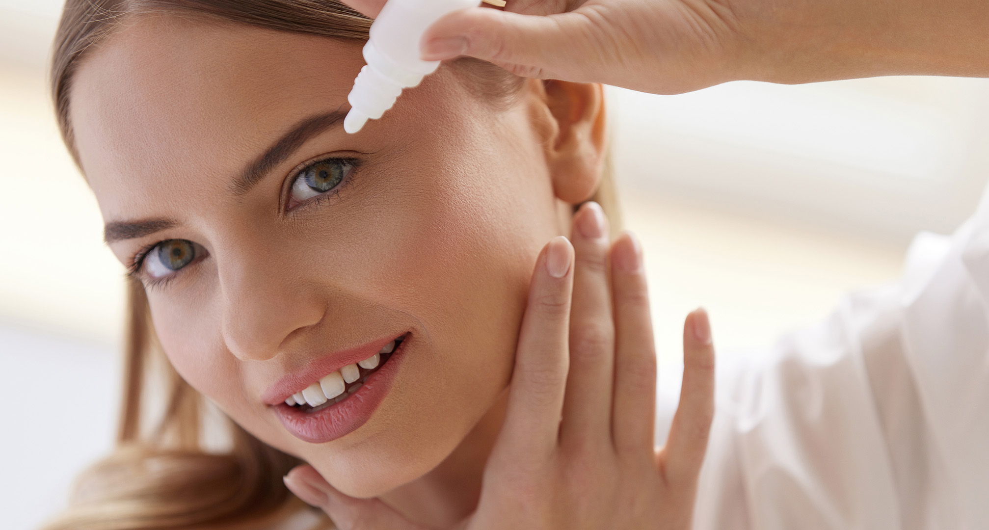 szemcseppet csepegtető személy