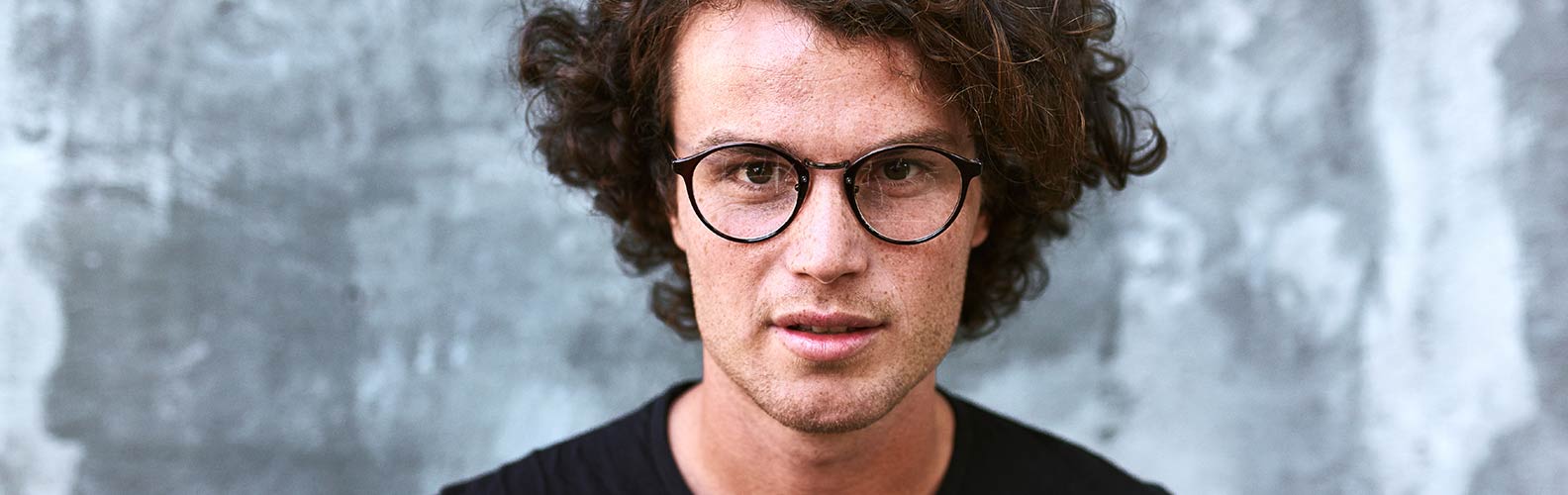 karcos szemüveget viselő személy