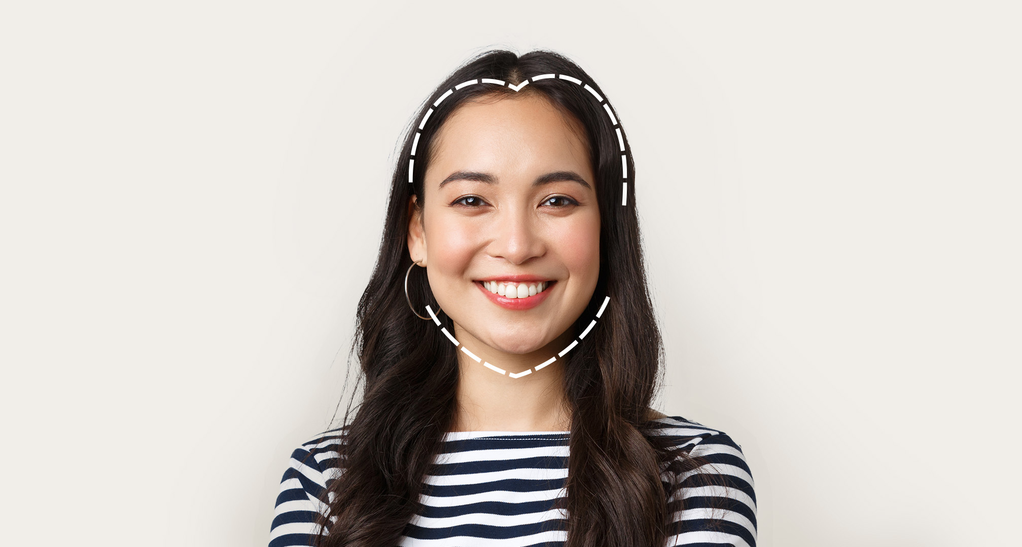 szív alakú pontozott körvonal egy mosolygó arc körül, az arcforma illusztrálására