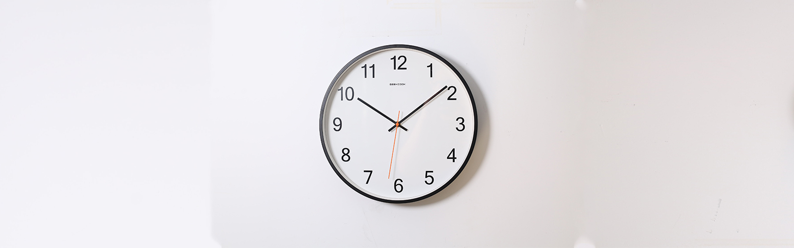 Óra a falon