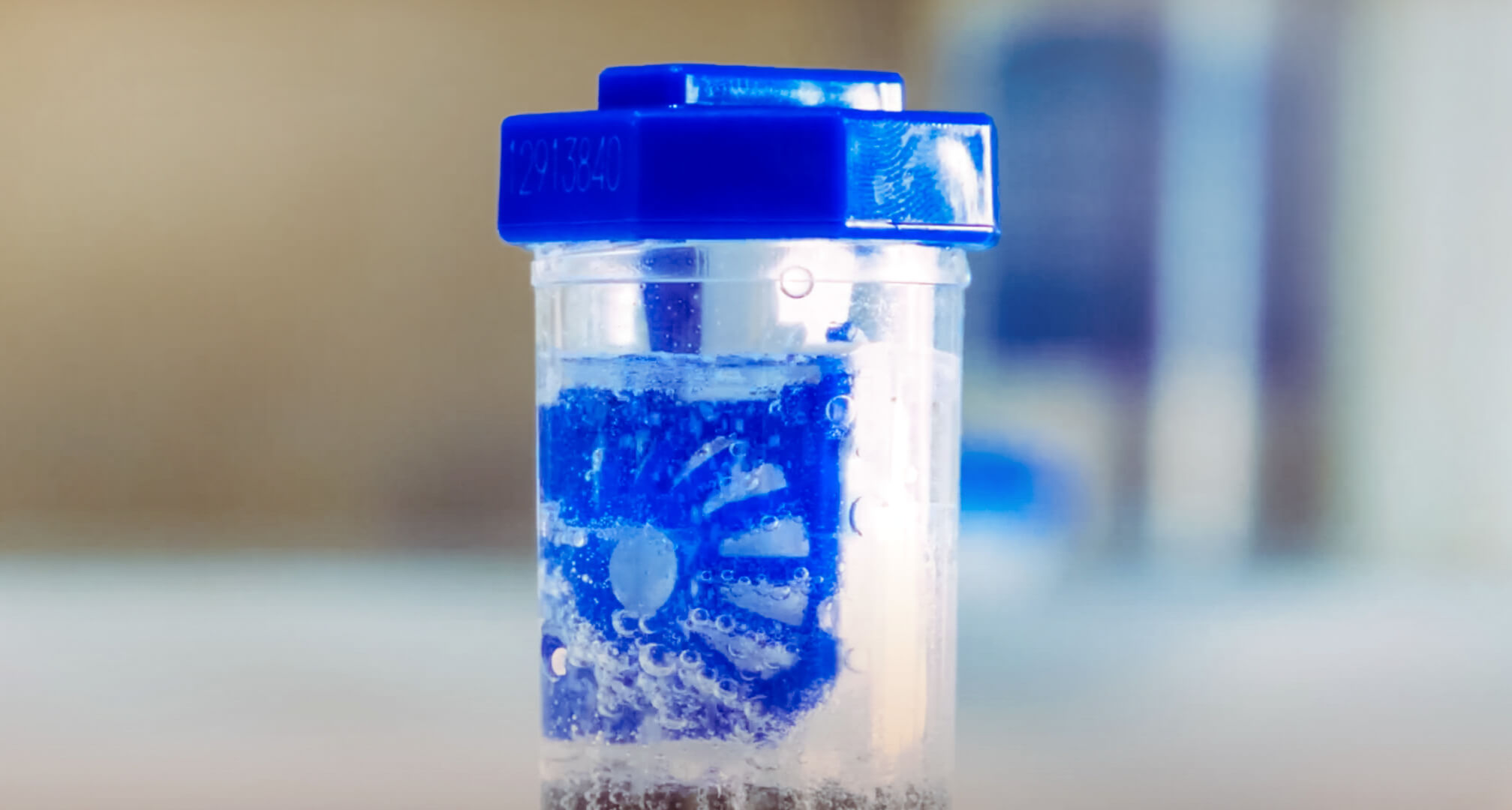 buborékoló peroxid oldat a tokban