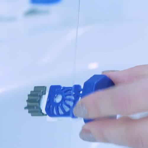 A lencsék öblítése a kosarakban a peroxid oldattal