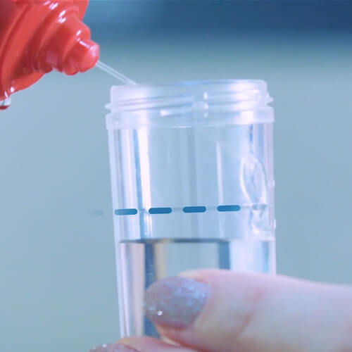 A tok feltöltése peroxid oldattal a töltési vonalig