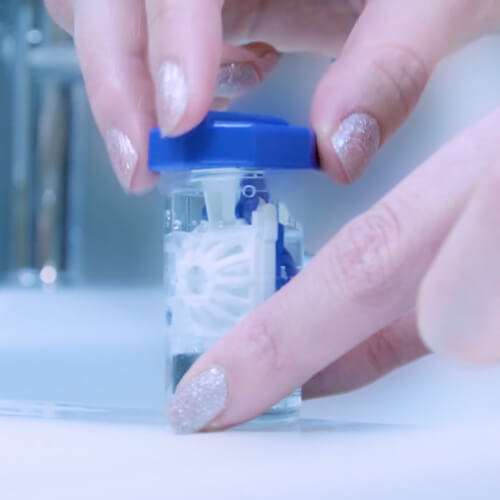 A lencsék behelyezése a peroxid oldatos tokba