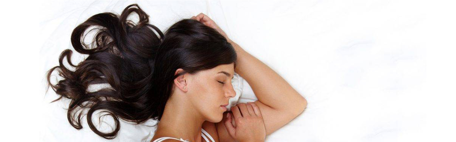 Nő kontaktlencsében alszik